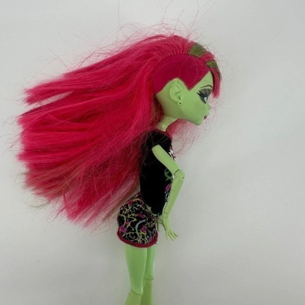 Monster High 2008 Mattel Venus McFlytrap Doll Pink Hair Green Outfit‎ Shoes